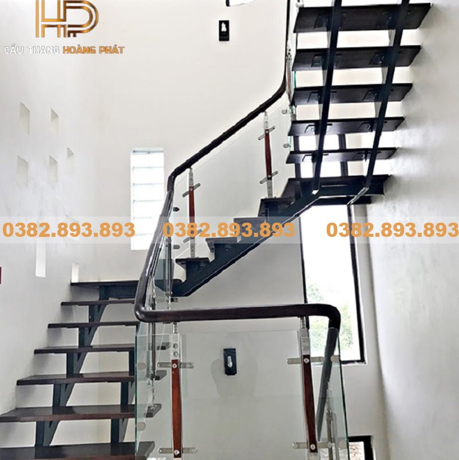 Cầu thang kính cường lực có trụ lửng
