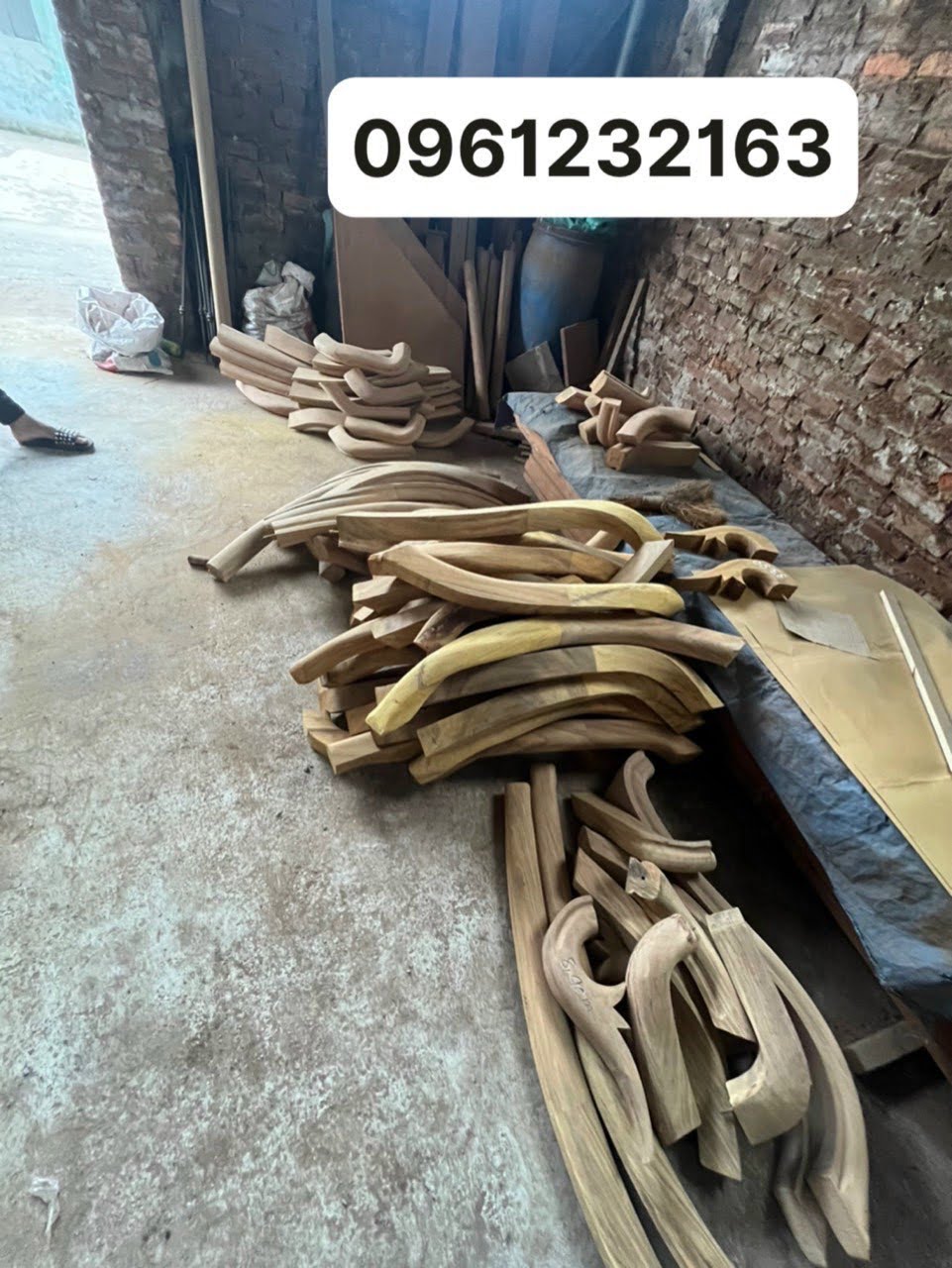 Vanh khỉu cầu thang được sản xuất từ nhiều loại gỗ tự nhiên như Lim Nam Phi, Lim Okan, gỗ gõ